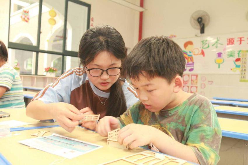 “遵义红，童心亮”湖北师范大学马克思主义学院开展红色宣讲活动.docx