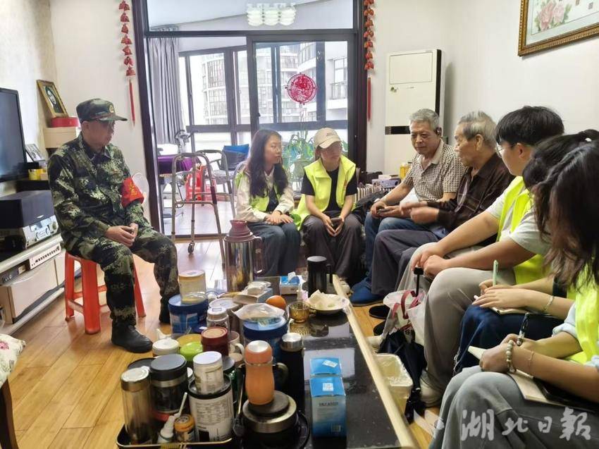 2025.4.21 市建村社区红色基因薪火传 两代军人话初心.docx